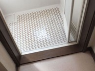 アクセントパネルがモダンなバスルームに アクセントパネルがモダンなバスルームに